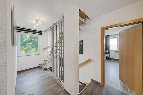 Flur mit Treppe ins Dachgeschoss - 