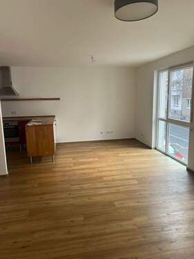 Wohnzimmer mit offener Küche - 