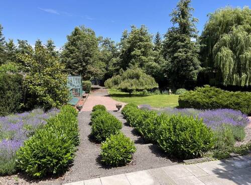 parkähnlicher Garten mit Teich und englischem Gartenhaus - 8 Zimmer Einfamilienhaus in Bruchköbel