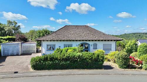 Ansicht von der Straße - 7 Zimmer Einfamilienhaus zum Kaufen in Hirzenhain