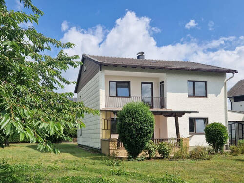 Gartenansicht - Freistehendes Einfamilienhaus mit großem Garten und viel Potenzial