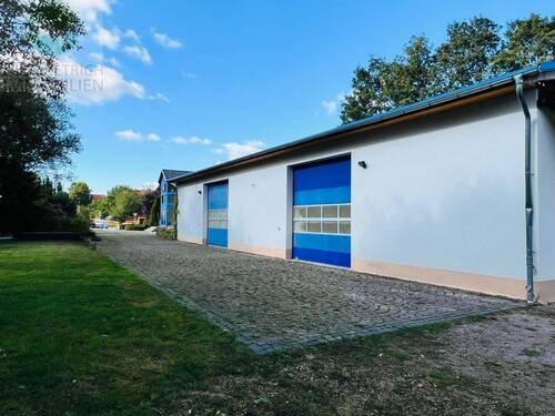 Hallenkomplex mit Zufahrt - 