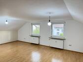Wohnzimmer - Helle 3,5 Zimmer DG Wohnung mit Keller, Garten und Stellplatz