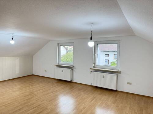 Wohnzimmer - Helle 3,5 Zimmer DG Wohnung mit Keller, Garten und Stellplatz