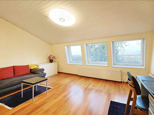 Heller, geräumiger Schlafbereich im Dachgeschoss mit sehr schöner Fernsicht - 