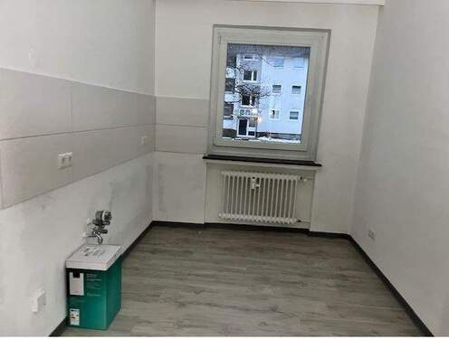 Arbeitsküche mit hellem Fliesenspiegel und hellem Bodenbelag in Holzoptik.JPG - 