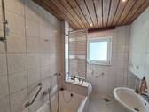 Bad mit Wanne u. WC EG - 
