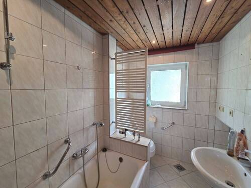 Bad mit Wanne u. WC EG - 