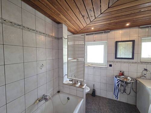 Bad mit Wanne, Dusche u. WC OG - 