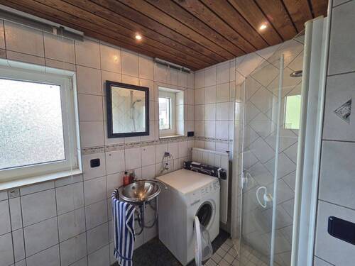 Bad mit Wanne, Dusche u. WC OG - 