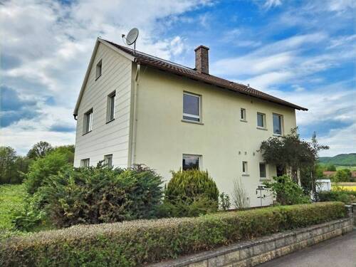 Außenansicht Wohnhaus - Ortsrandlage mit Panoramablick - Gepflegtes ZFH (Wfl. 150 m²) mit Gartengrundstück (799 m²) von Hofheim i. Ufr.