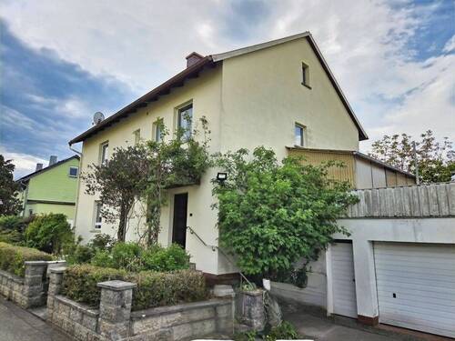 Außenansicht Wohnhaus - Mehrfamilienhaus, Wohnhaus mit 150,00 m&sup2; in Hofheim zum Kaufen