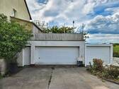 Doppelgarage (Fertiggarage rechts wird noch entfernt) - 