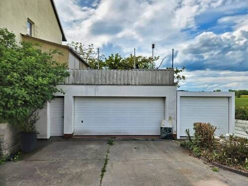 Doppelgarage (Fertiggarage rechts wird noch entfernt) - 