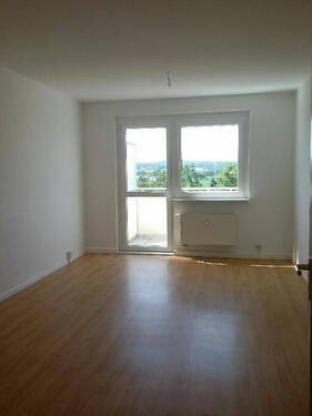 Wohnzimmer mit Balkon - 3 Zimmer Etagenwohnung in Kirchberg