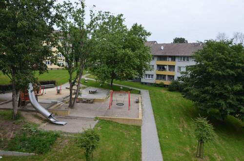Birkenallee 43 + 45, Blick vom Balkon auf den großzügigen Spielplatz im Garten der Gebäude - 3 Zimmer Etagenwohnung in Baunatal