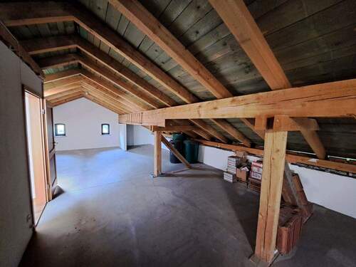 DG Blick durch Dachboden - 