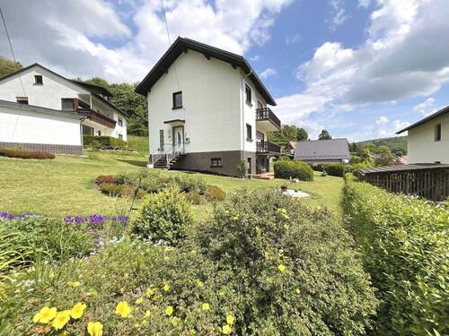 Vorgarten mit Blick aufs Haus - 