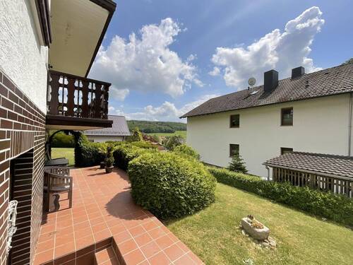 Terrassenansicht mit Blick ins Grüne - 