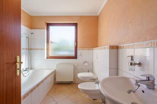 Badezimmer mit Dusche und Badewanne - 