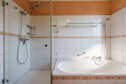 Badezimmer mit Dusche und Badewanne - 
