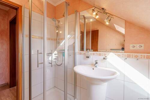 Badezimmer mit Dusche - 