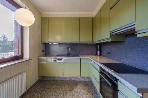 Küche mit Fenster zur Straße - 