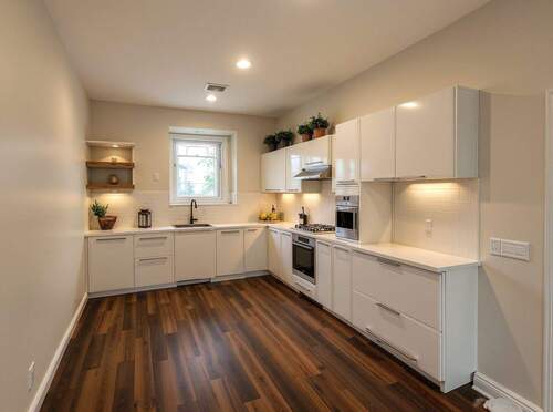 Moderne L-Küche mit Charme: Hochwertige Einbaugeräte und clevere Regalnische garantieren Kochkomfort! - 