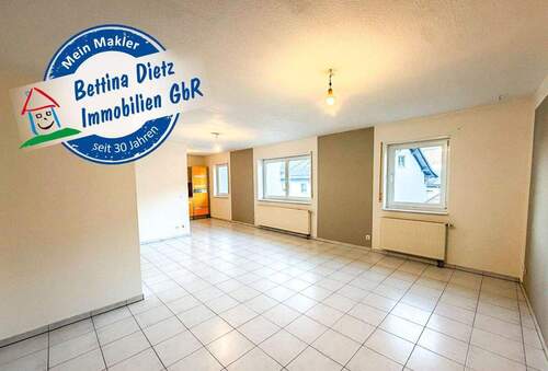 Offener Wohn-, Ess- und Küchenbereich - DIETZ: Bezugsfertige 2-Zimmer-Wohnung mit Einbauküche in ruhiger Lage von Leidersbach!