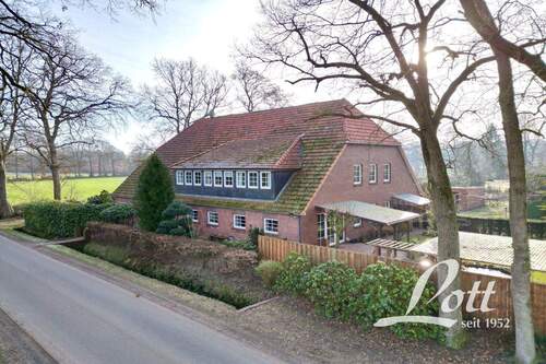 Straßenseitige Ansicht - 9 Zimmer Einfamilienhaus in Bad Zwischenahn / Dänikhorst