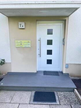 Haustür - Etagenwohnung mit 85,00 m&sup2; in Bielefeld zum Kaufen