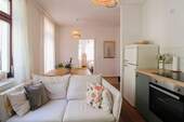 offenes Wohnzimmer mit EBK - 