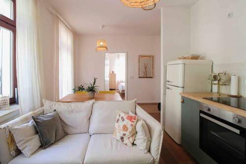 offenes Wohnzimmer mit EBK - 