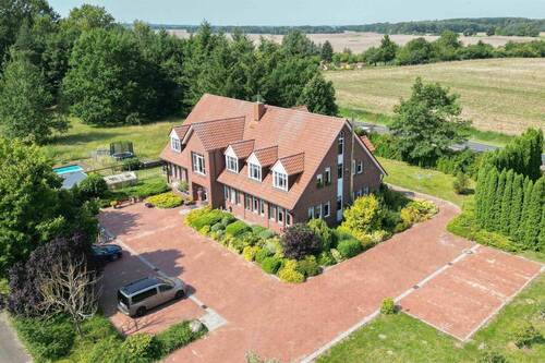 ufnahme Hofseitig+Parkflächen - MFH mit 4 WE und 1 GE sowie Top-Potenzial in Feldrandlage zur flexiblen Nutzung