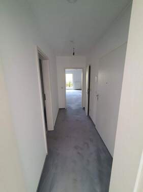 Flur mit Blick zum Wohnzimmer - 