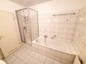 Vollbad mit Dusche, Wanne, WC - 