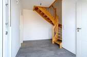 Flur und Treppe ins DG - 