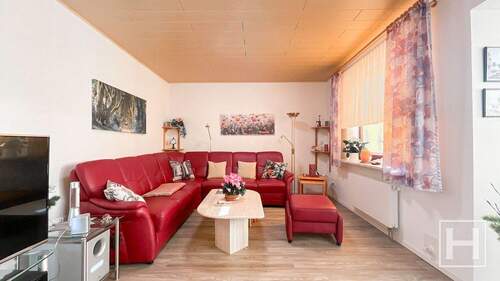 Das große und gemütliche Wohnzimmer - 4 Zimmer Einfamilienhaus zum Kaufen in Hüttblek