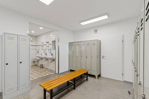 Mitarbeiterumkleide mit Waschraum und Duschbad - 