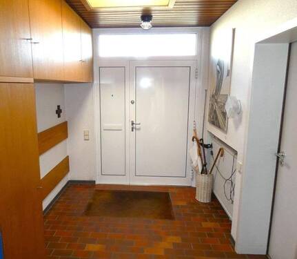 Hauseingang und Windfang - 6 Zimmer Bungalow zum Kaufen in Bielefeld