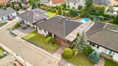Vogelperspektive Straße - Bungalow in TOP Lage - 445.000,00 EUR Kaufpreis, ca.  167,00 m² Wohnfläche