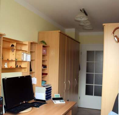 Effizientes Homeoffice mit intelligenter Raumaufteilung und integriertem Stauraum - 