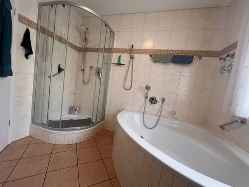 Wellness-Oase mit Komfort: Großzügiges Badezimmer mit Dusche und Badewanne zum Entspannen - 
