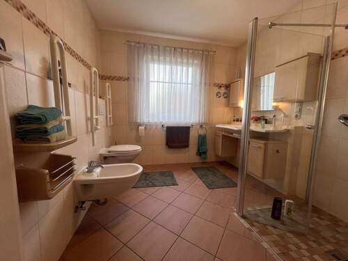 Komfort-Oase: Barrierefreies Badezimmer mit durchdachter Ausstattung und großzügiger Dusche - 