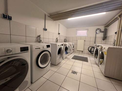 Komfortable Waschküche mit modernen Geräten - Effizienz auf höchstem Niveau! - 