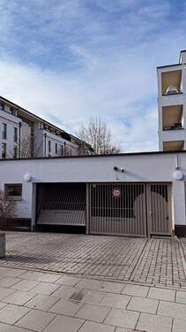 Einfahrt in die TG - Etagenwohnung mit 113,00 m&sup2; in München zur Miete