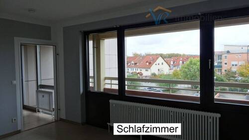 Schlafzimmer mit Blick auf Wohnzimmer und Balkon - Etagenwohnung mit 56,60 m² in Ginsheim-Gustavsburg zum Kaufen