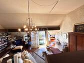 Helles Wohnzimmer mit Balkonzugang - 