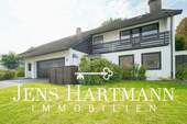 Straßenansicht - Licht, Raum, Lebensqualität - Ihr neues Zuhause mit Garage am Waldrand von Speldorf