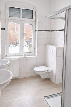 Bad mit Dusche - 6 Zimmer Etagenwohnung in Magdeburg